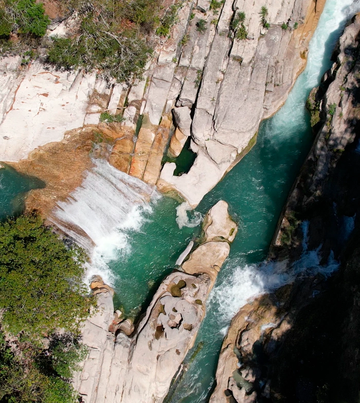 Laguna de Weekuri: agua turquesa entre roca volcánica en Sumba Oeste
